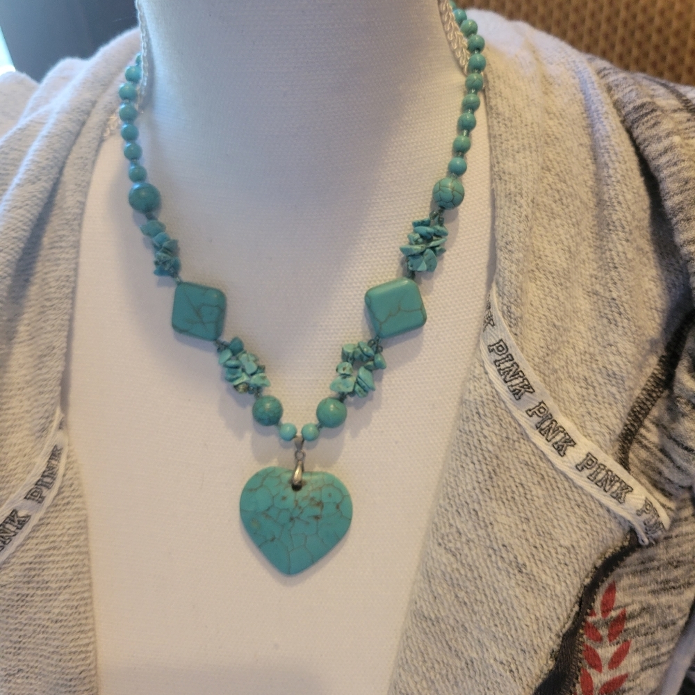 Turquoise howlite heart necklace - Picture 2 of 3